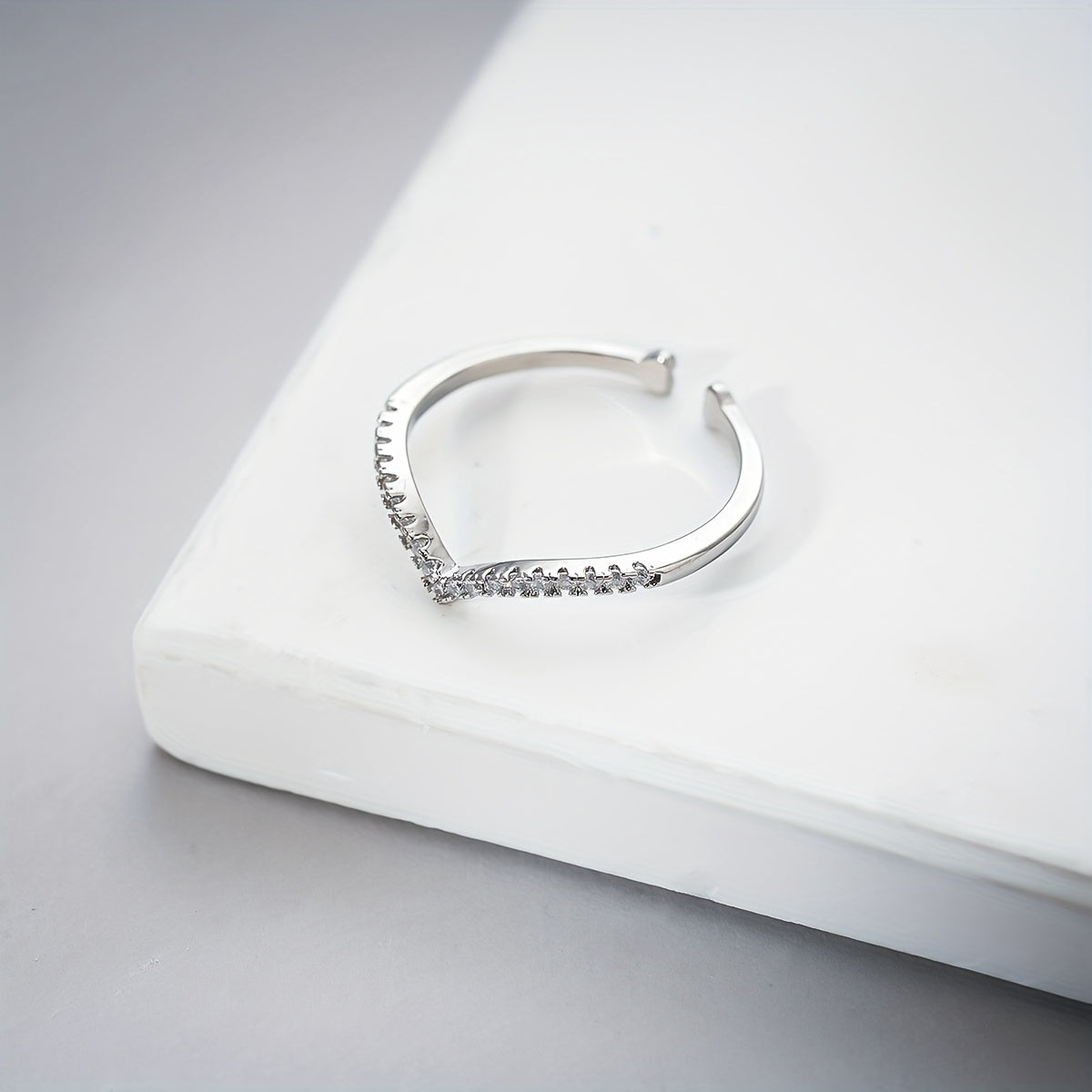 Bague Élégante en Forme de V pour Femme – Style Naturel et Simple, Bague Ouverte Géométrique Faite à la Main, Accessoire Polyvalent pour le Quotidien et les Vacances, Tendance et Confortable, Excellent Cadeau pour Amies et Proches