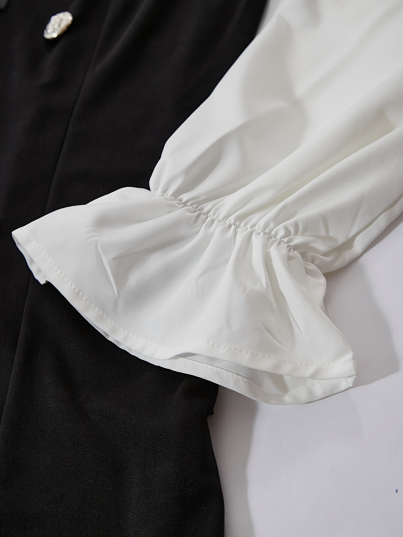 Robe élégante femme à col montant – Manches longues, coupe ajustée, boutons décoratifs