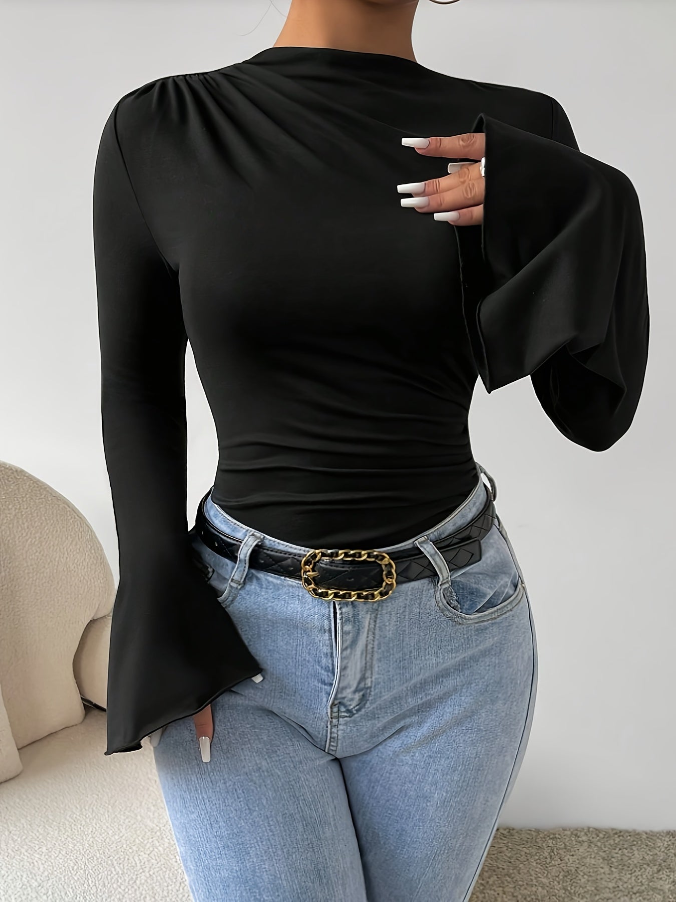 Body slim femme à manches longues, col rond, couleur noire, tissu extensible, boutons sur le devant, style polyvalent pour printemps/été, tenue décontractée ou habillée, texture lisse