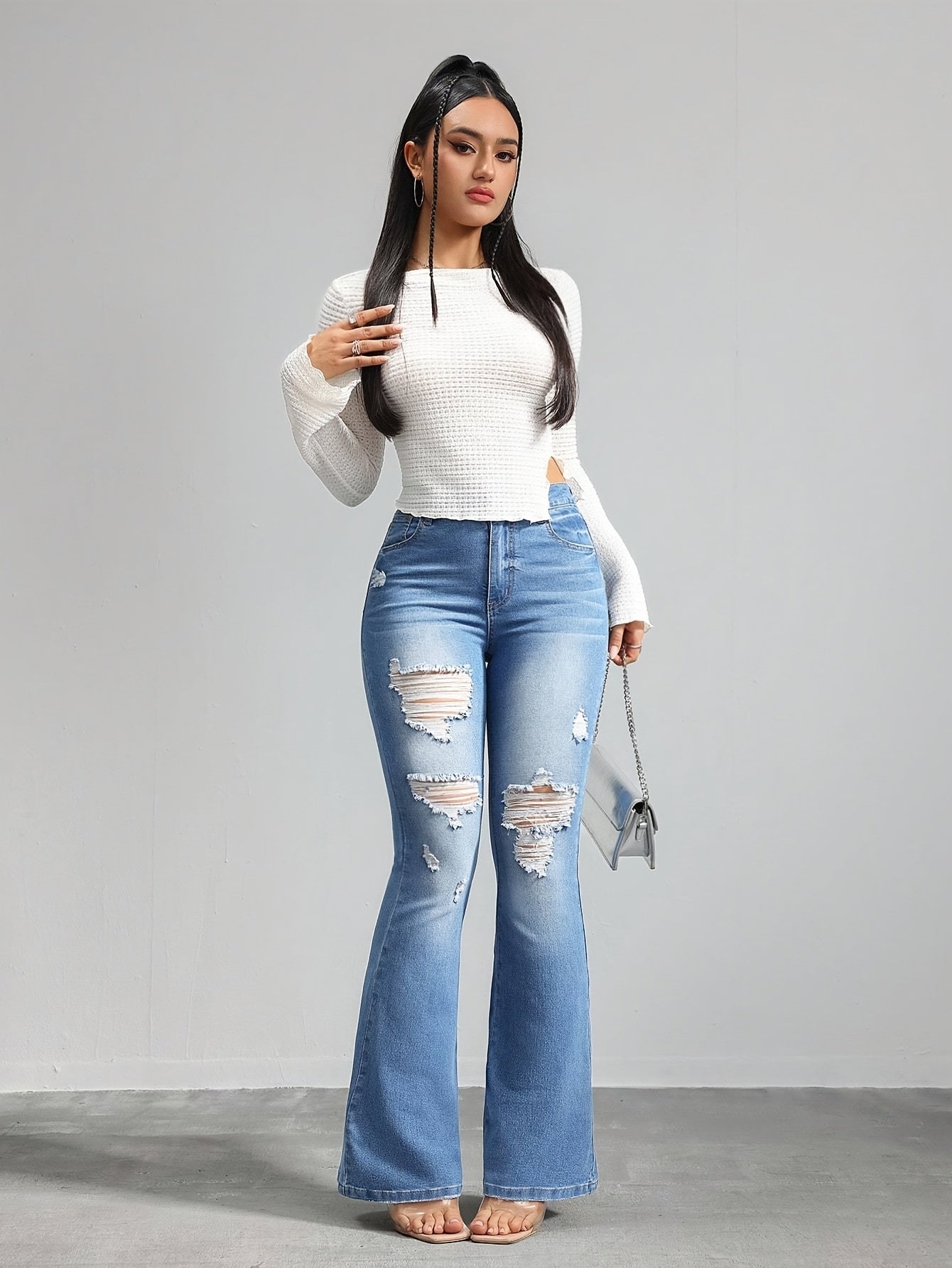 Jean évasé taille haute pour femmes – Denim stretch bleu clair, détails déchirés, style décontracté, fermeture bouton, confort toutes saisons