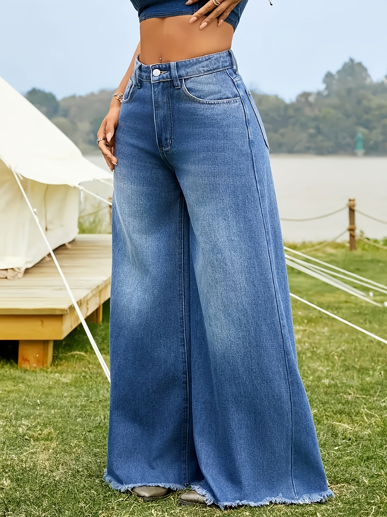 Jean femme taille haute – coupe large décontractée, denim bleu classique, bords effilochés, style élégant pour travail et tenue casual