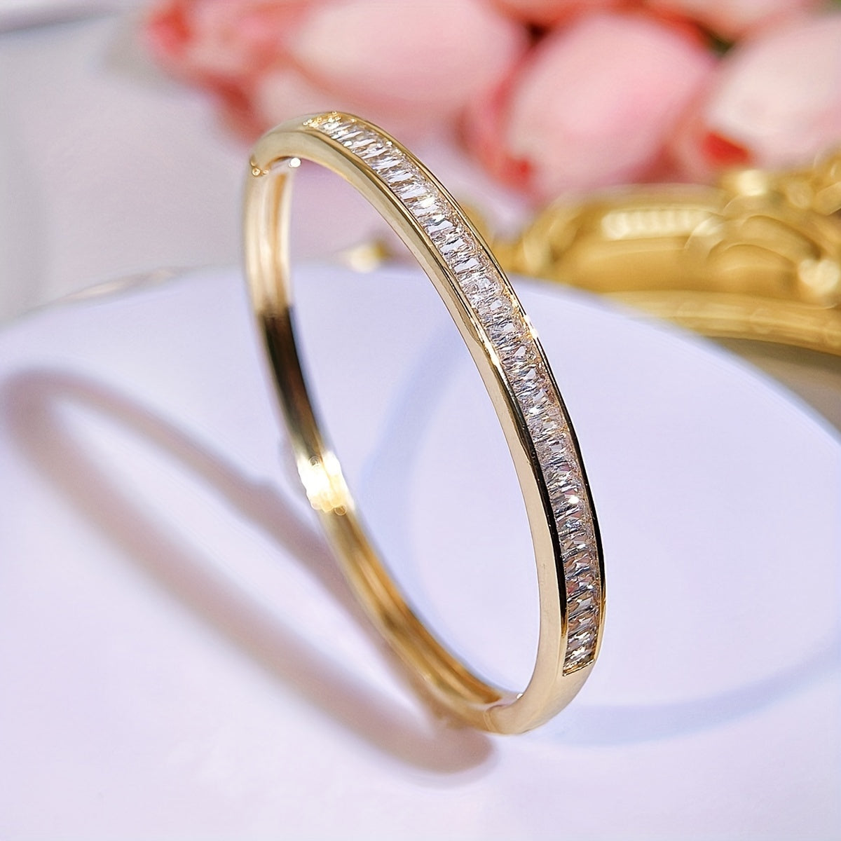 1 bracelet femme élégant ton doré avec incrustation de zirconia synthétique blanc – plaqué cuivre 18K, fermoir réglable, perles rondes scintillantes et surface lisse, bijou polyvalent pour tenue décontractée.
