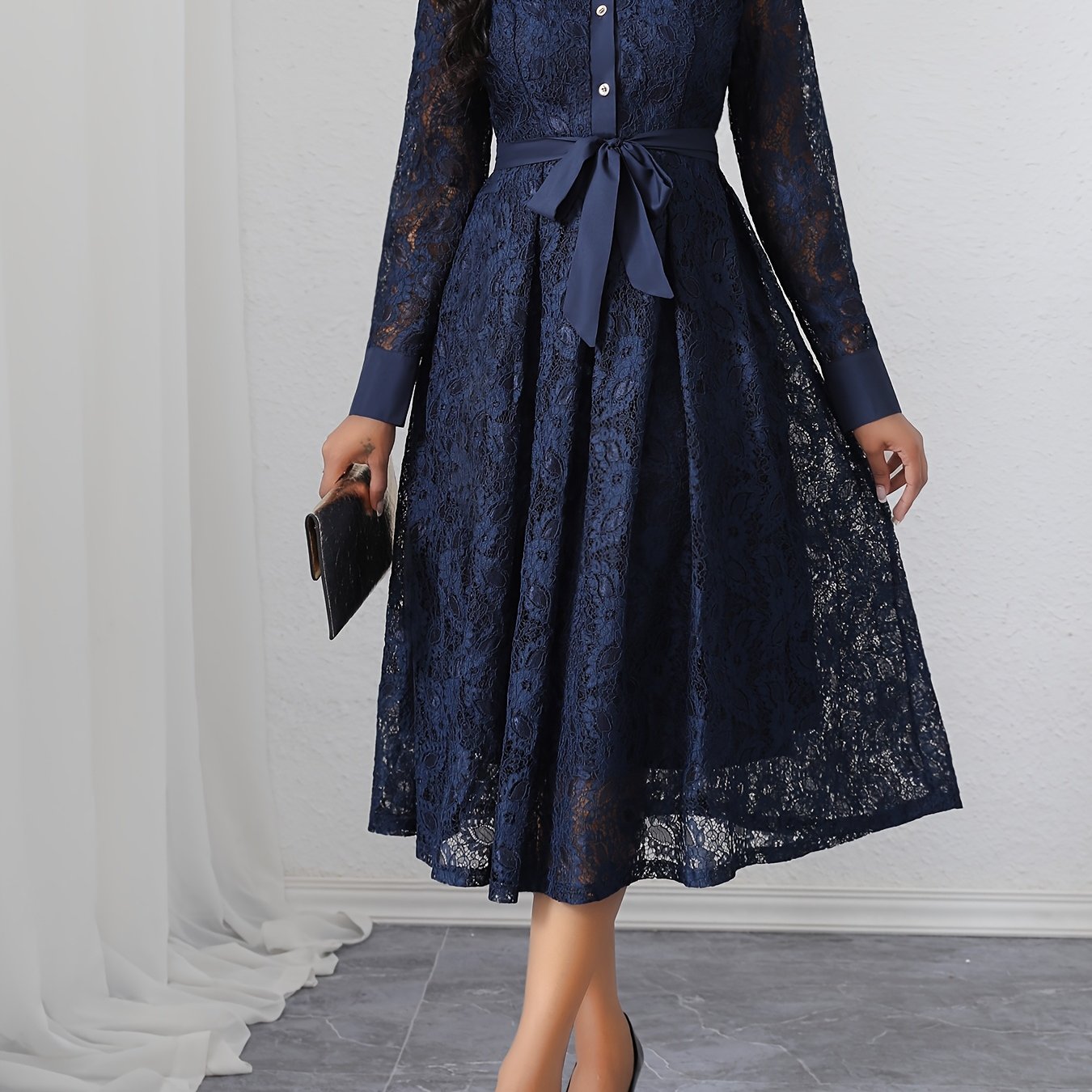 Robe Longue Élégante – Bleu Marine, Dentelle, Coupe Slim avec Ceinture, Manches Longues, Fermeture Boutonnée, Silhouette A-Ligne, Tissu Polyester, Lavable en Machine, Idéale Tenues Décontractées ou Formelles