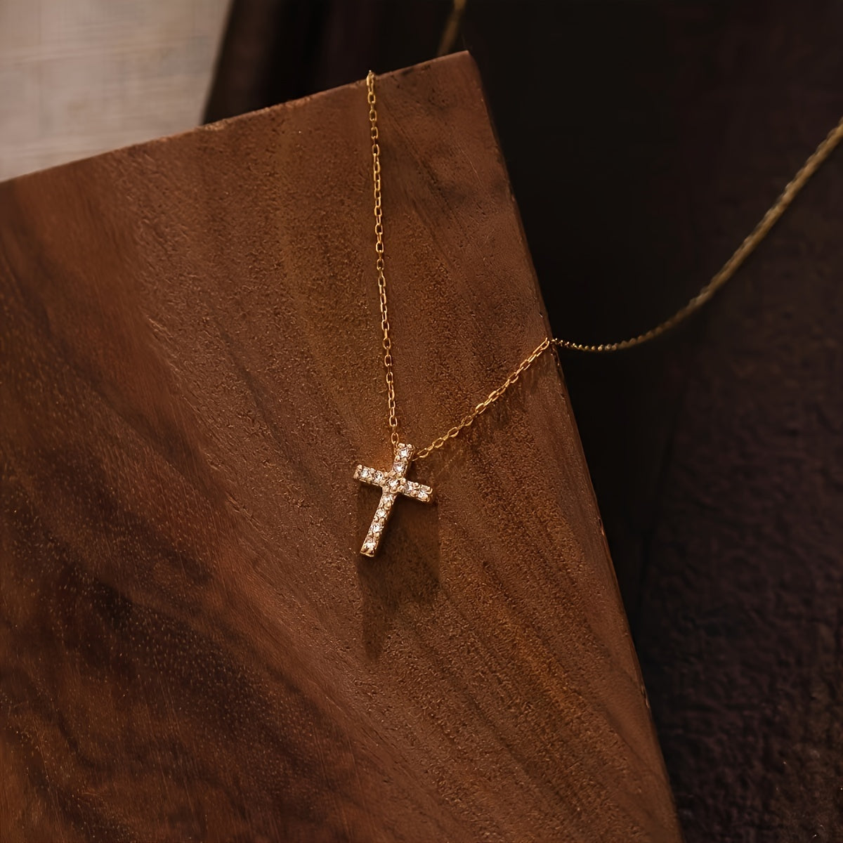 Collier Minimaliste Femme – Pendentif Croix Ton Doré, Chaîne en Fer Durable, Bijou Polyvalent pour Quotidien, Accessoire Intemporel Toute l’Année