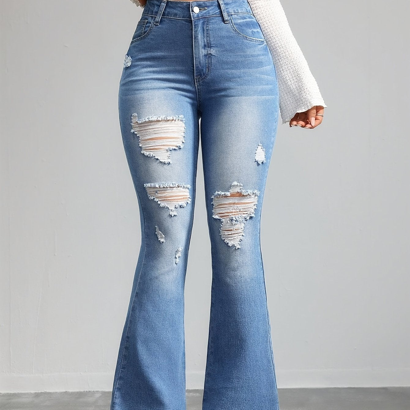Jean évasé taille haute pour femmes – Denim stretch bleu clair, détails déchirés, style décontracté, fermeture bouton, confort toutes saisons
