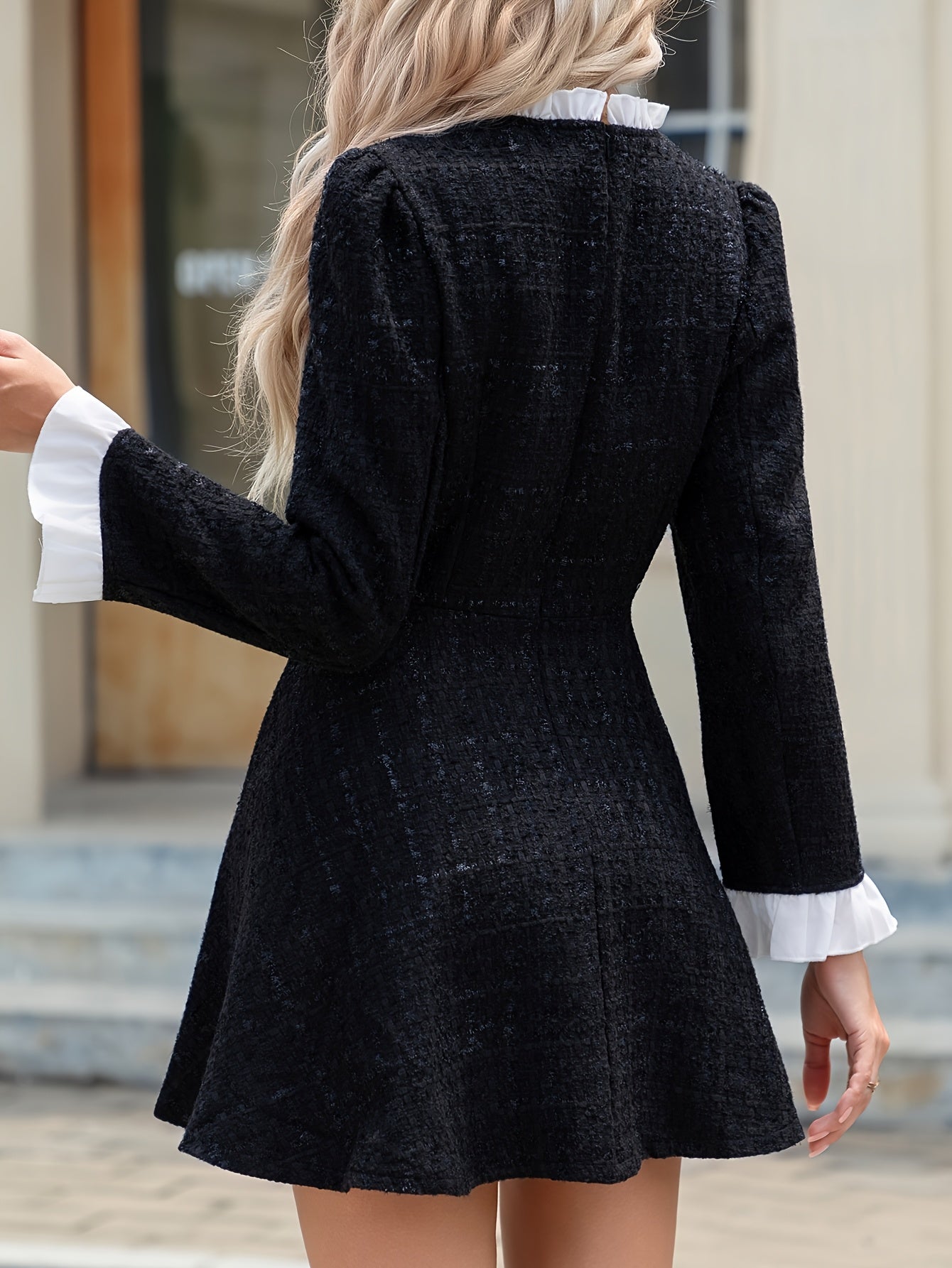 Robe élégante à sequins noirs avec col et poignets blancs