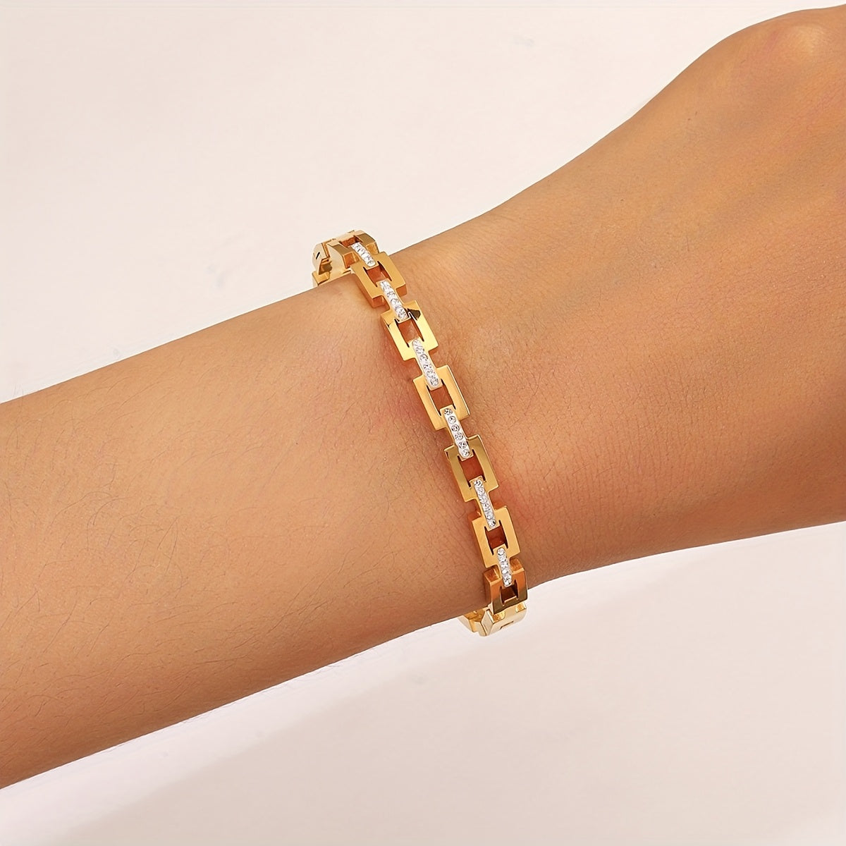 Bracelet jonc élégant Infinity – plaqué or 18K, acier inoxydable orné de strass, design classique à maillons carrés avec pierres scintillantes, parfait comme cadeau, accessoire quotidien, style classique et durable