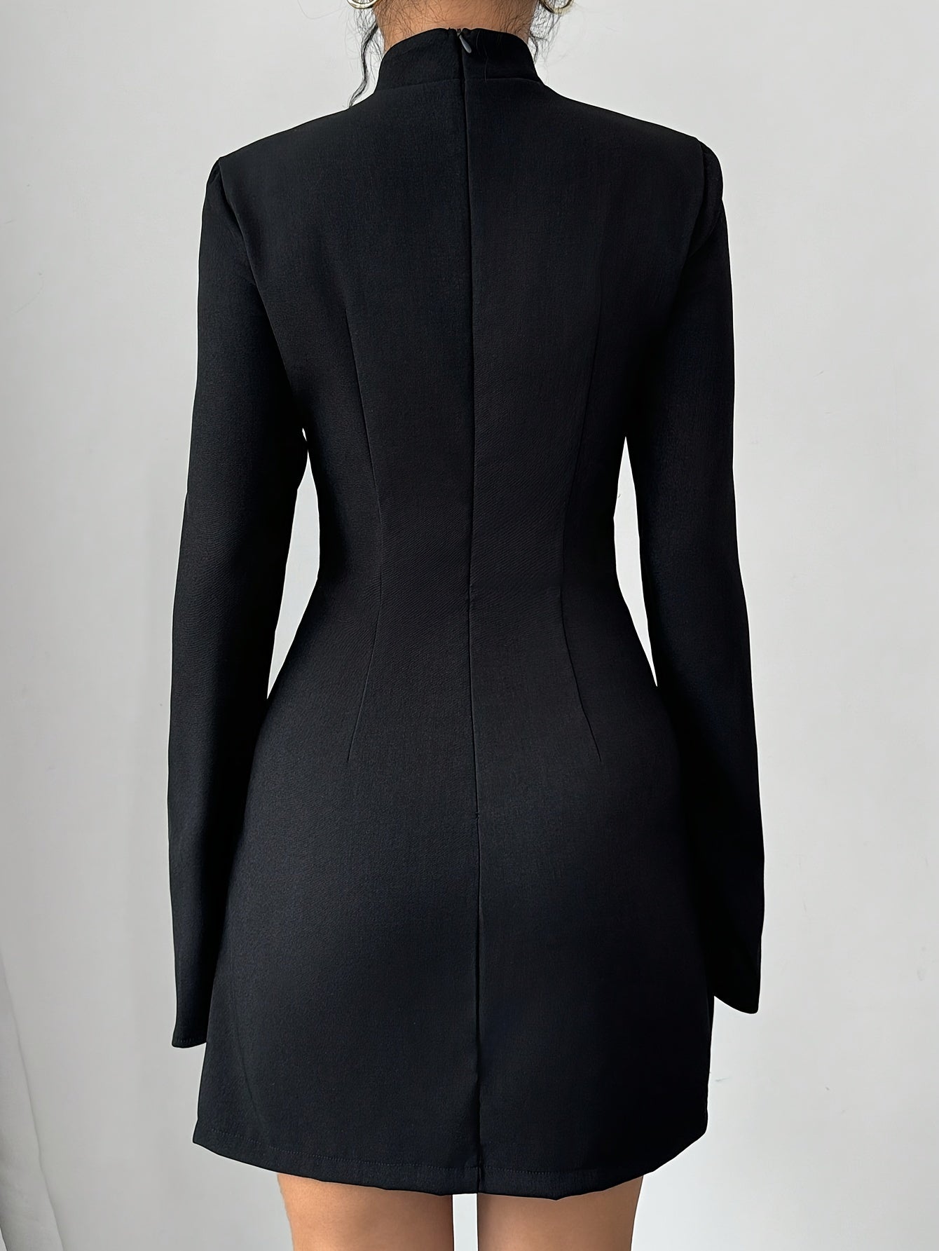 Robe courte élégante à col droit, manches longues trompette