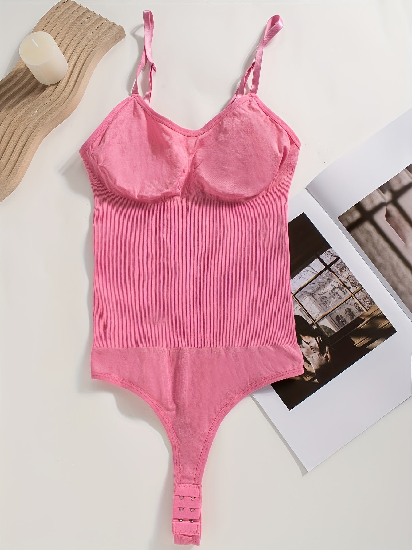 Body sculptant femme sans couture avec string intégré, ouverture à l’entrejambe et bretelles réglables, maintien moyen, sans coques poitrine