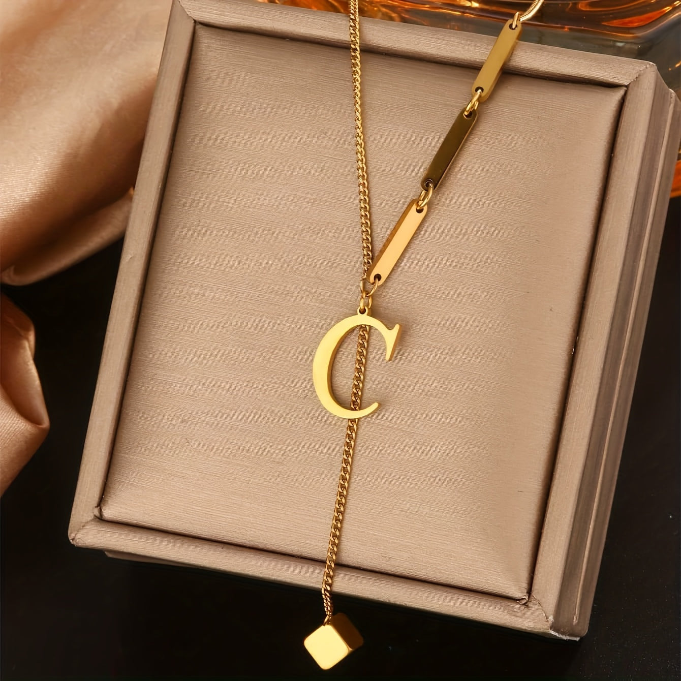 Collier Tendance à Pampilles avec 26 Lettres pour Femme – Pendentif en Acier Inoxydable Plaqué Or 18K, Design en Forme de Y avec Grelots Élégants, Idéal pour le Port Quotidien et comme Cadeau Raffiné