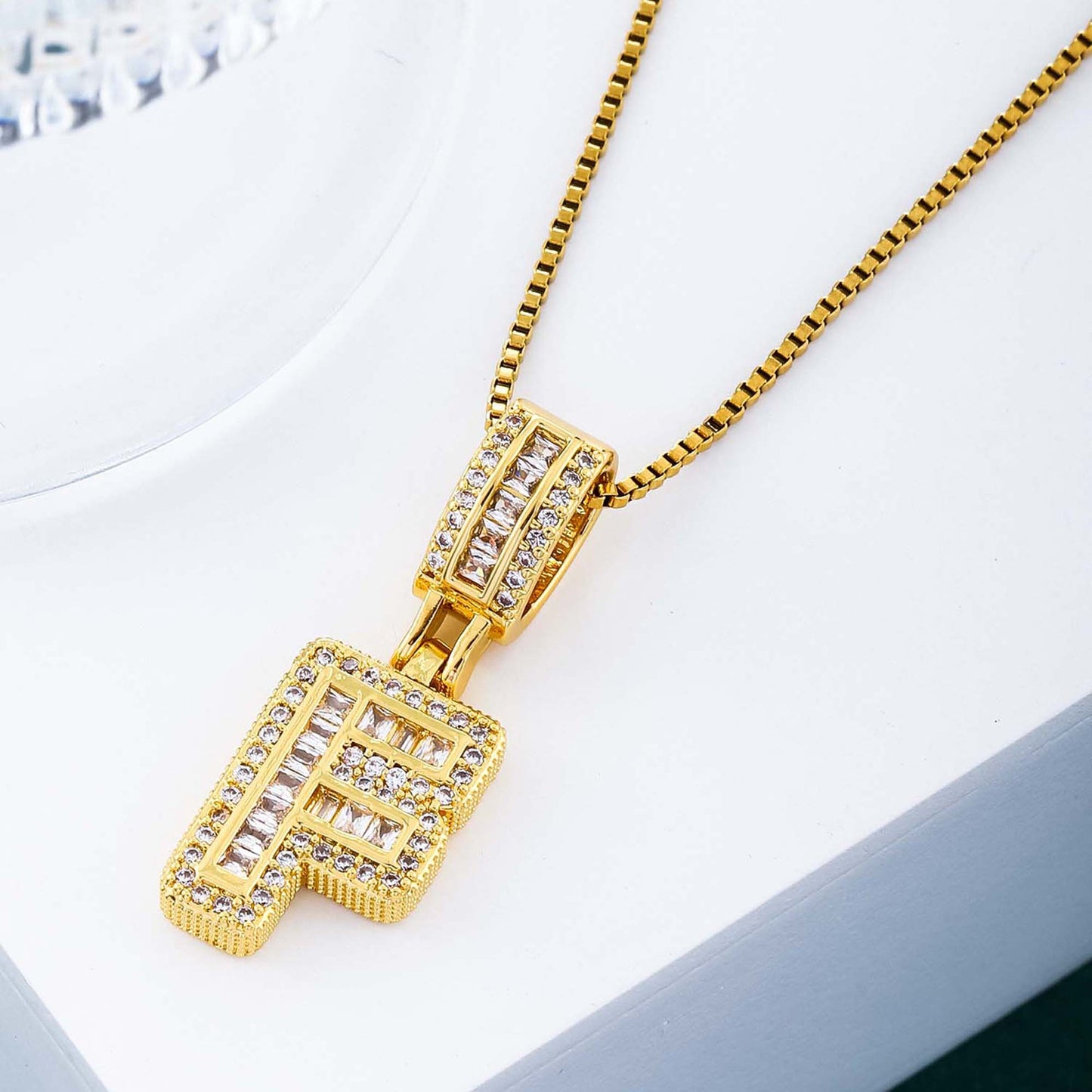 Collier femme style hip-hop avec pendentif lettre, cuivre plaqué or 18K et zirconia synthétique, chaîne plaquée or 18K, bijou élégant pour usage quotidien ou occasions spéciales