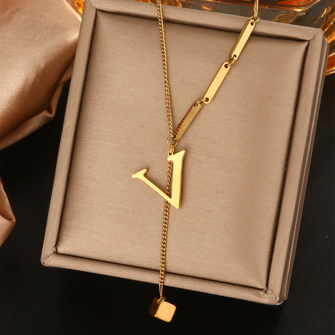 Collier Tendance à Pampilles avec 26 Lettres pour Femme – Pendentif en Acier Inoxydable Plaqué Or 18K, Design en Forme de Y avec Grelots Élégants, Idéal pour le Port Quotidien et comme Cadeau Raffiné