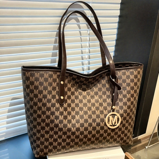 Sac fourre-tout vintage pour femmes – simili cuir avec motif fleurs anciennes et charm doré « M », fermeture zippée, spacieux, bandoulière pour travail, shopping et sorties, disponible en plusieurs couleurs, cadeau idéal