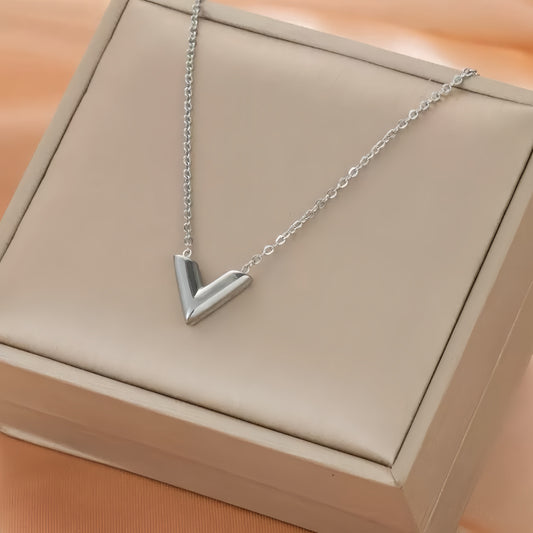 Collier Femme Minimaliste Élégant – V, Hypoallergénique, Acier Inoxydable Plaqué Or 18K, Chaîne Dorée et Argentée, Idéal Quotidien et Soirées, Cadeau Saint-Valentin