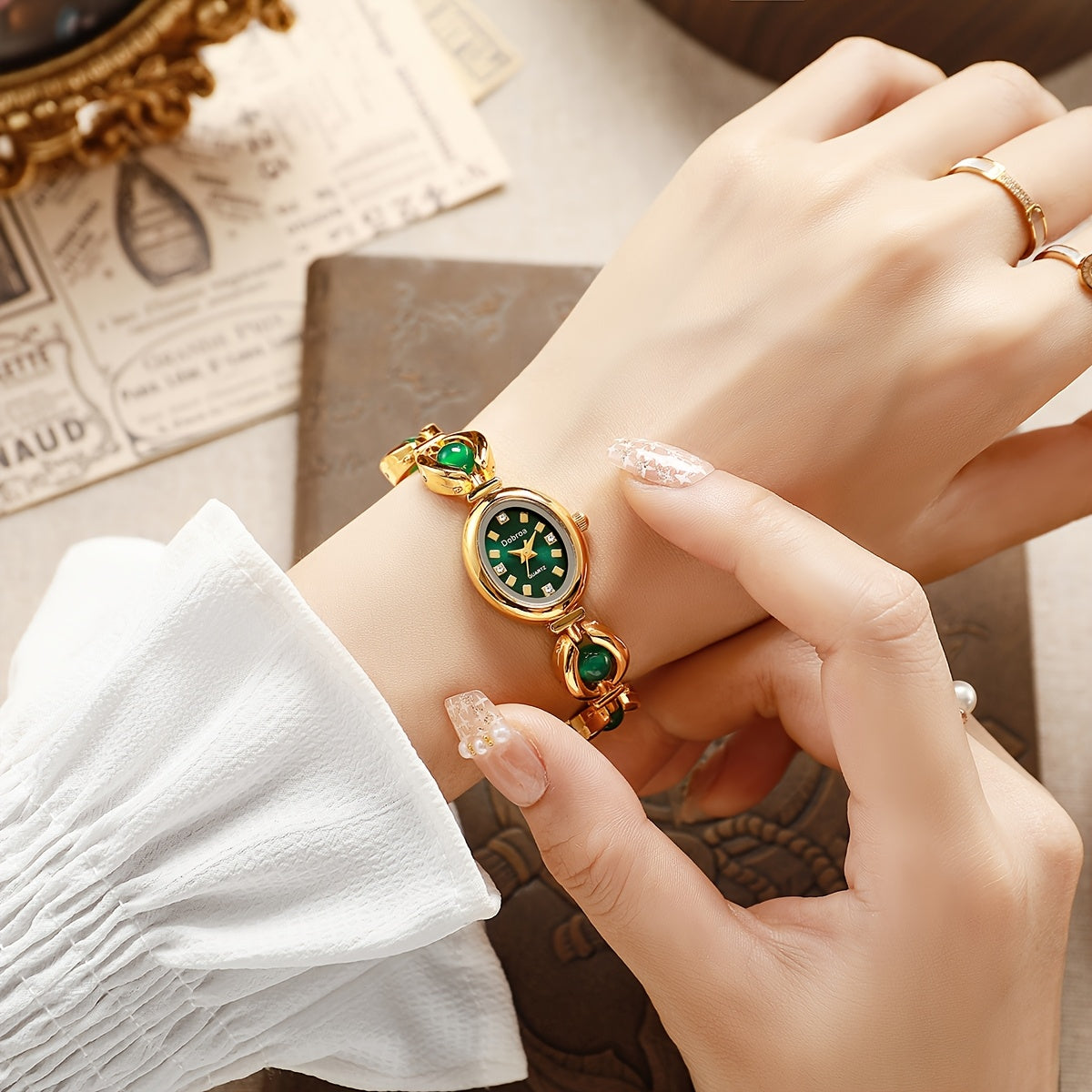 Montre femme vintage, bracelet en alliage doré, mouvement quartz, cadran ovale, détails élégants, cadeau idéal pour la fête des mères, la Saint-Valentin ou occasions spéciales