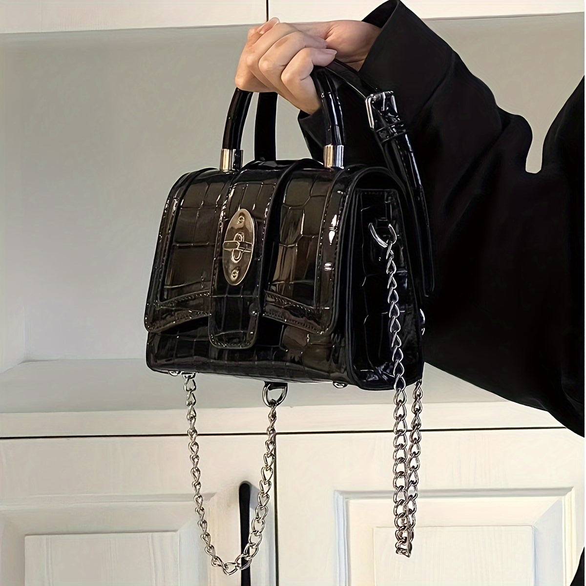 Sac à main effet crocodile brillant pour femme, bandoulière chaîne amovible, fermeture dorée, petit sac à main léger et durable, noir