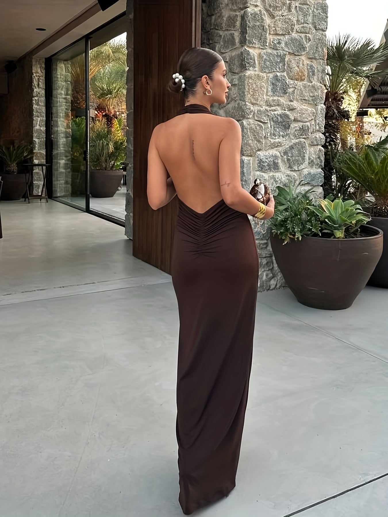 Robe Maxi Élégante Marron Col Halter — Détails Froncés, Robe Bodycon Dos Nu Sexy pour Femmes, Parfaite pour Printemps/Été/Automne, Mode Adulte, Tenue Élégante pour Événements, Texture Froncée, Tissu Confortable