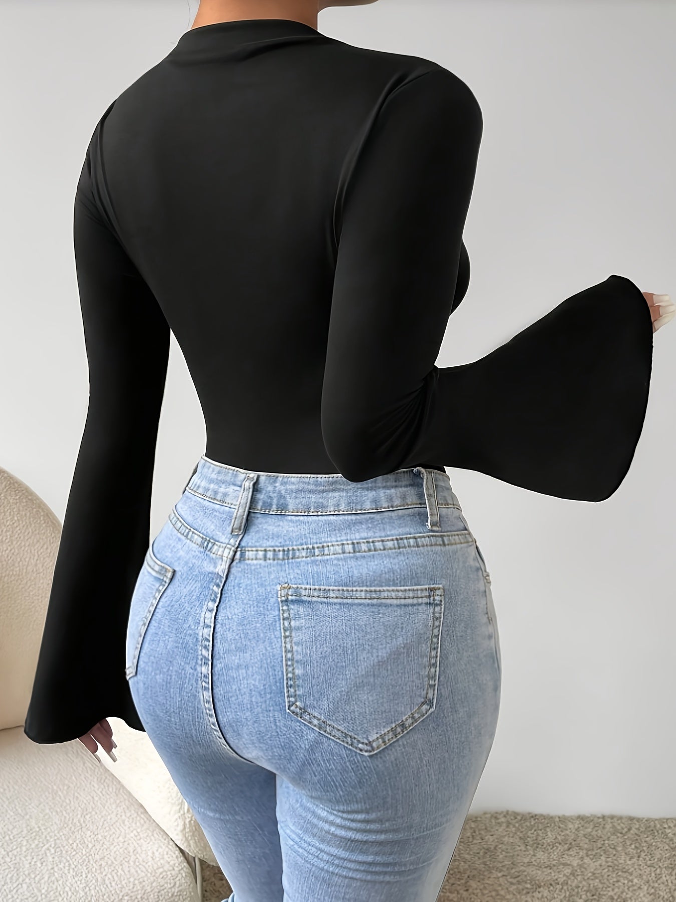 Body slim femme à manches longues, col rond, couleur noire, tissu extensible, boutons sur le devant, style polyvalent pour printemps/été, tenue décontractée ou habillée, texture lisse