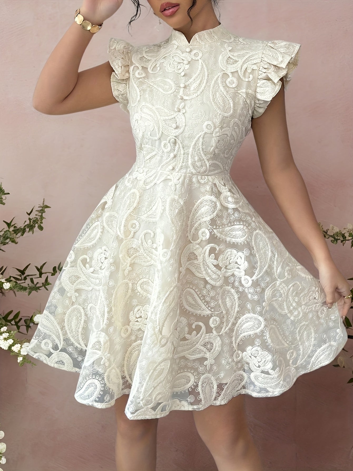 Robe élégante femme – Col montant avec dentelle contrastante, coupe ajustée, style raffiné