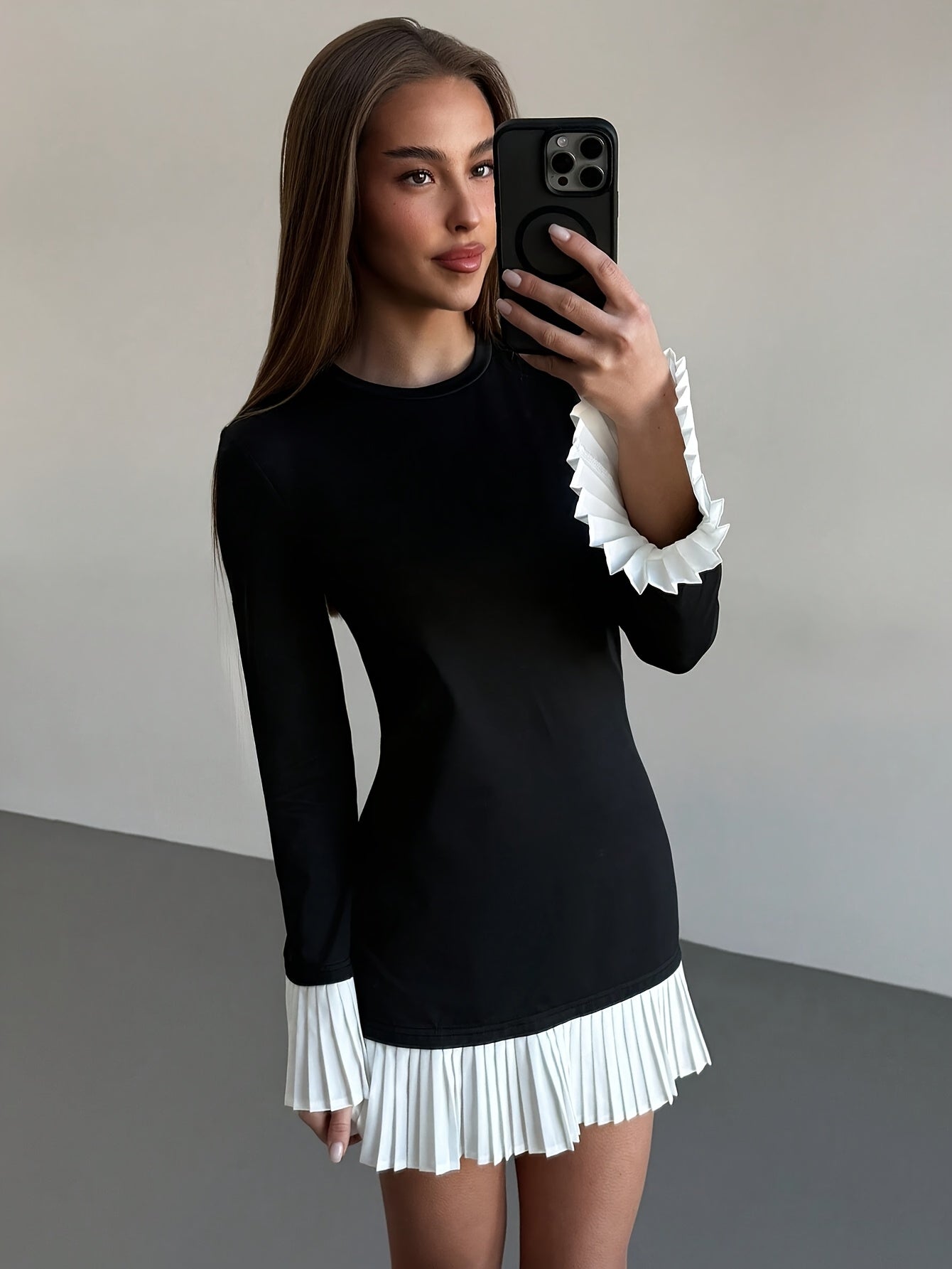 Robe élégante femme – manches longues, coupe A-line, col rond, ourlet contrasté noir et blanc, détails plissés, automne, tenue décontractée à formelle, idéale pour goûters et soirées, tenue de soirée sophistiquée