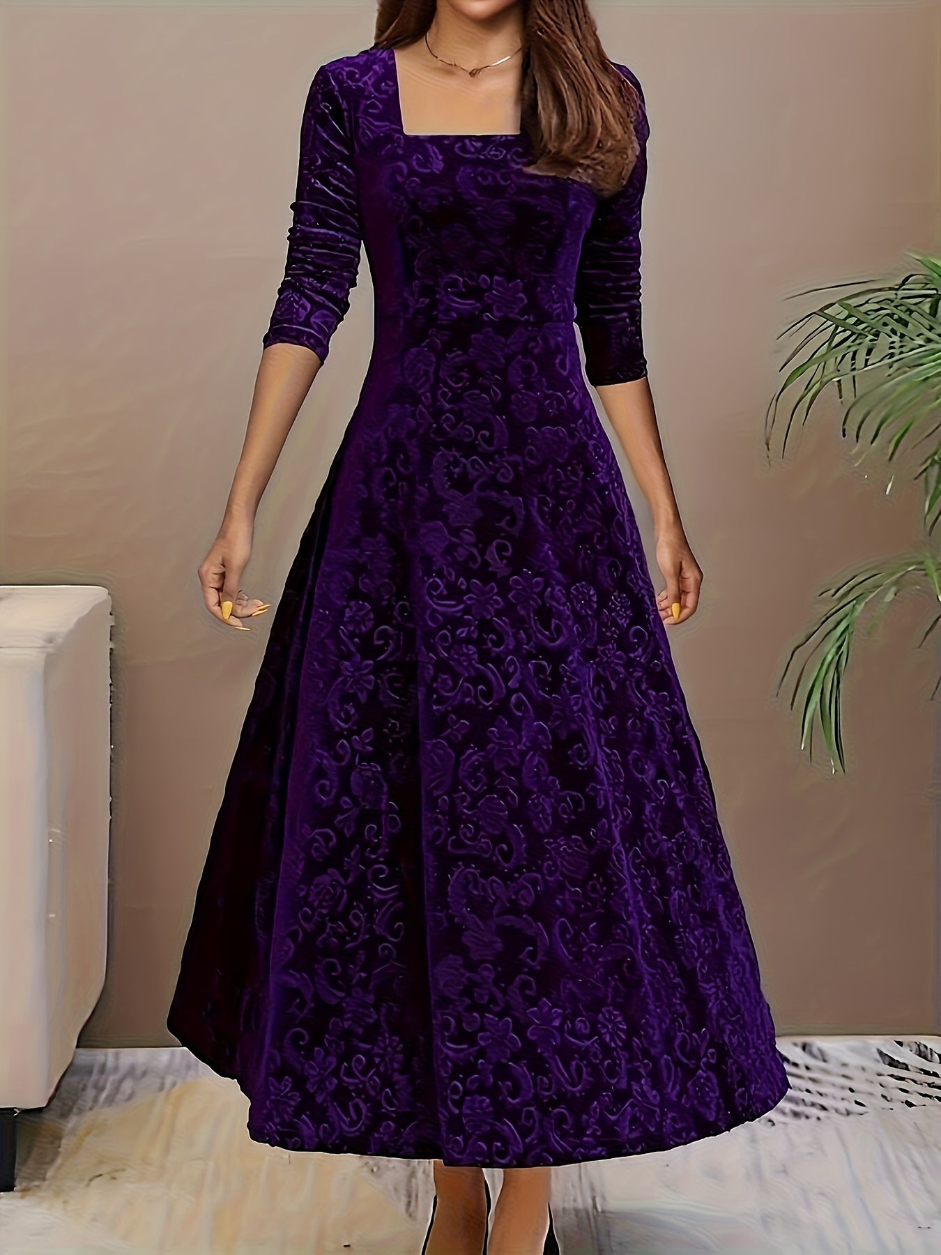 Robe longue en velours à motif floral et manches longues, encolure carrée, idéale pour le Nouvel An. Design élégant