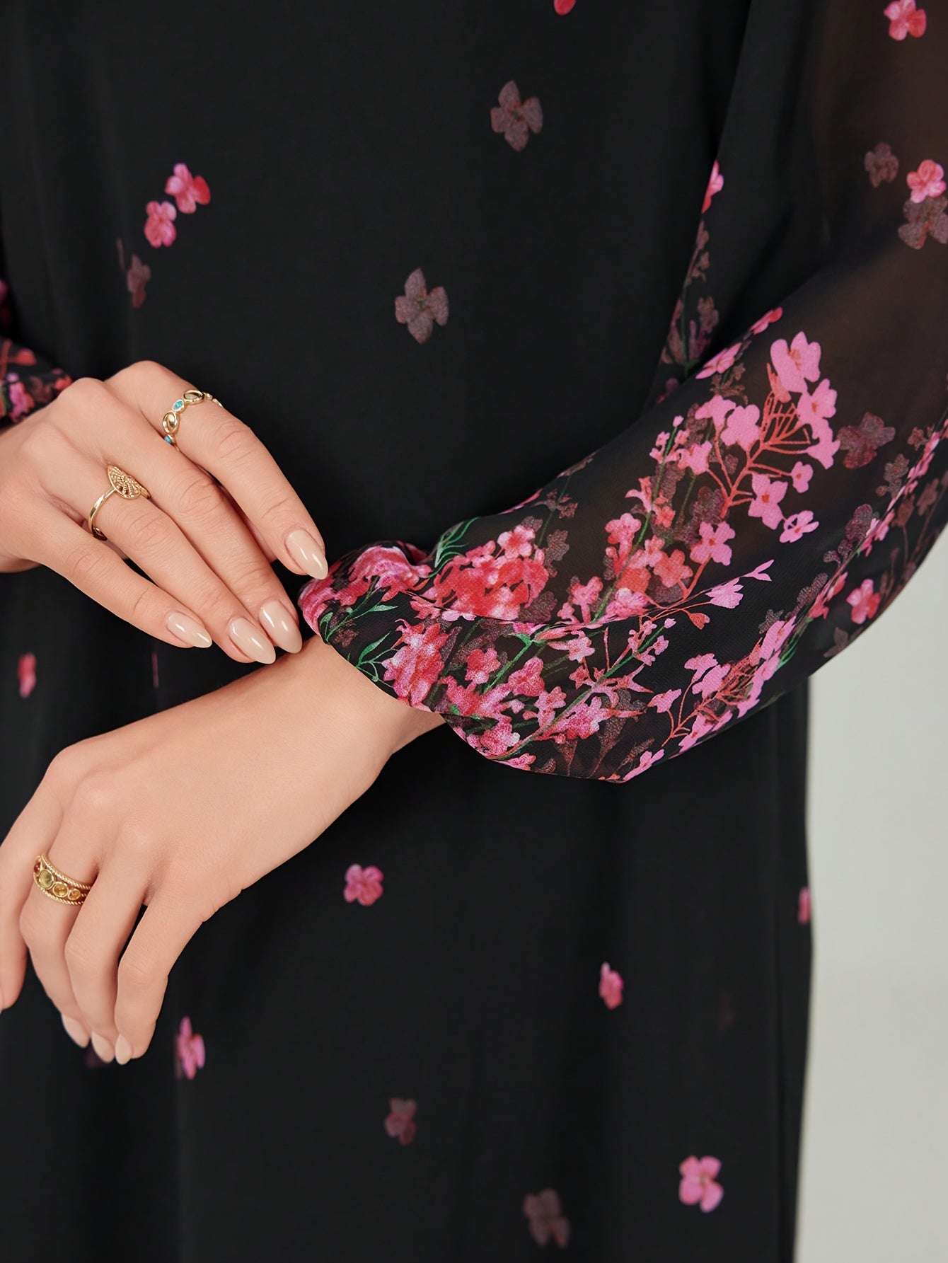 Robe Longue Grande Taille Élégante – Noir avec Imprimé Floral Rose, Coupe A-Ligne Flowy, Idéale Soirées, Bureau et Tenues Décontractées, Lavable en Machine