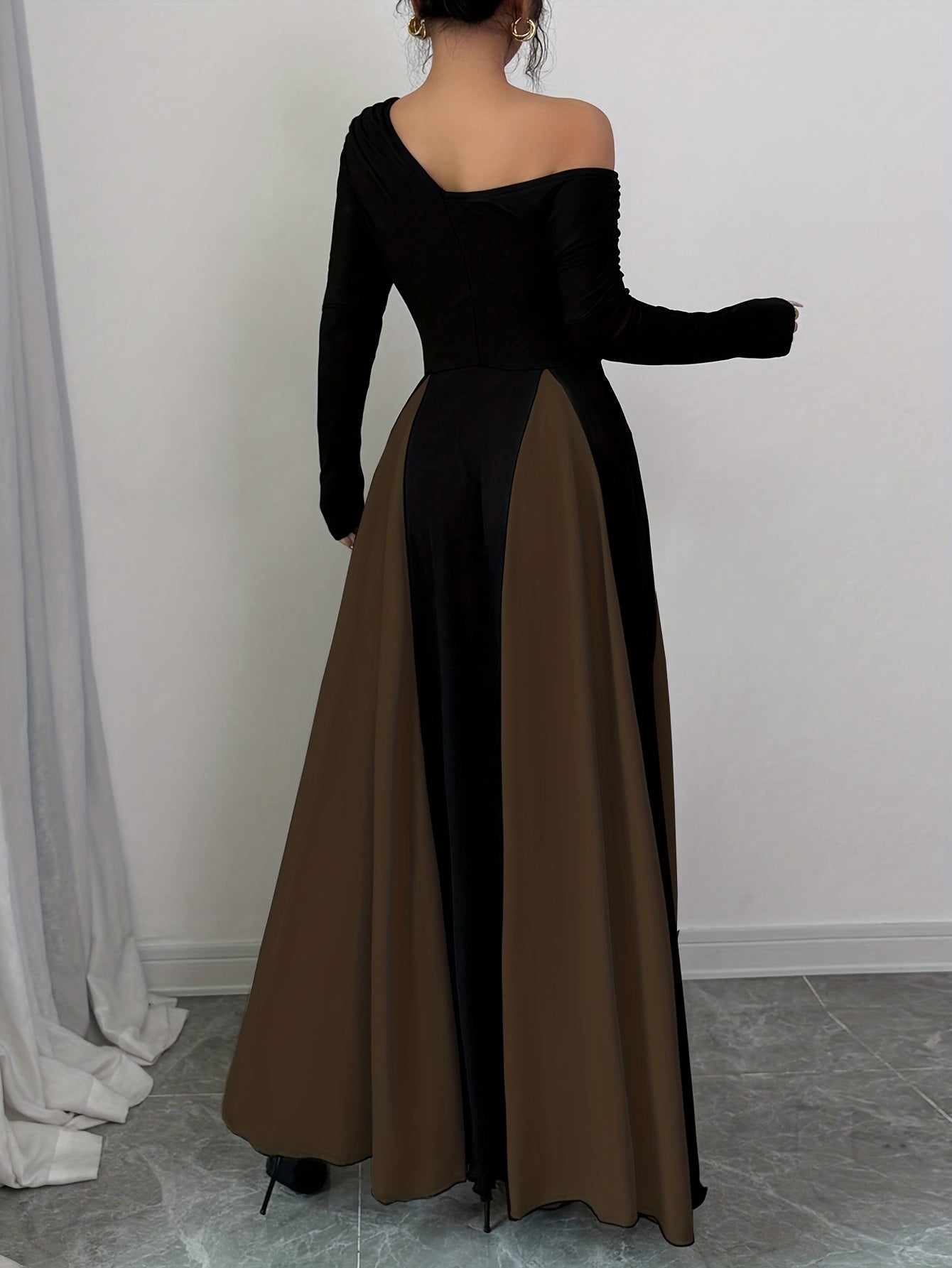 A Stylish And Elegant Long-Sleeve Dress with a Slanted Shoulder, Featuring Fine Ribbing, a Fitted Waist, And a Flared Hem, Perfect for Autumn And Winter.