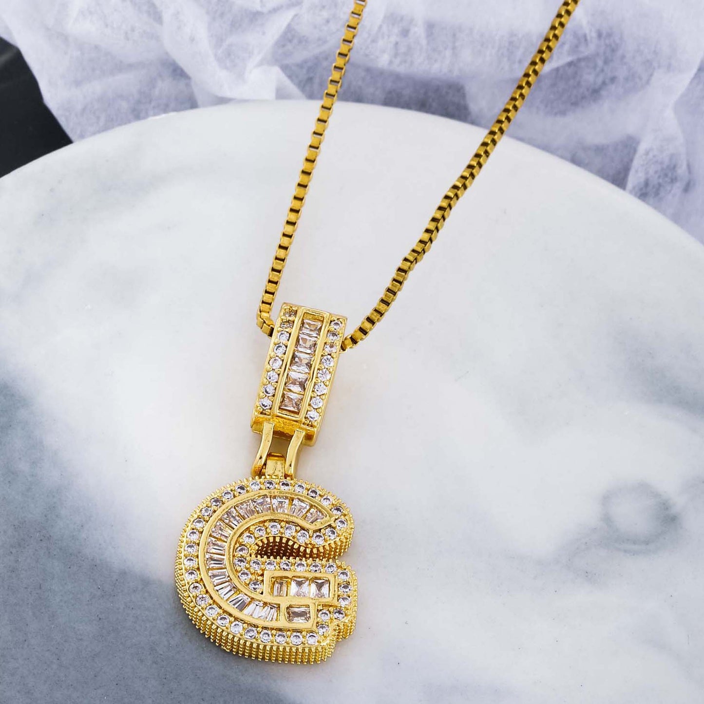 Collier femme style hip-hop avec pendentif lettre, cuivre plaqué or 18K et zirconia synthétique, chaîne plaquée or 18K, bijou élégant pour usage quotidien ou occasions spéciales