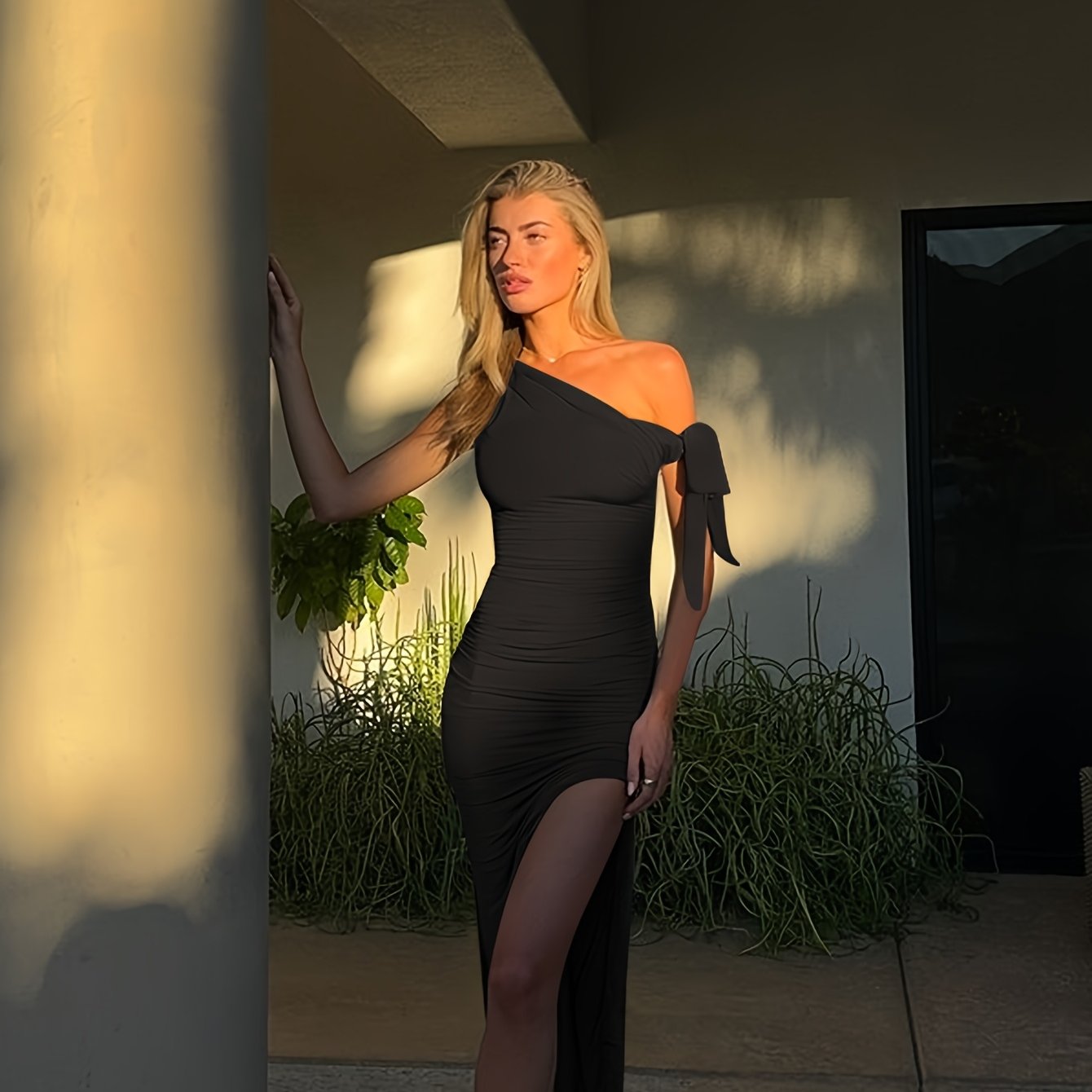 Robe moulante élégante à une épaule pour femme, fente haute, coloris marron, dos nu, idéale pour soirées et clubs, adaptée à toutes les saisons, tissu polyester, style chic et féminin