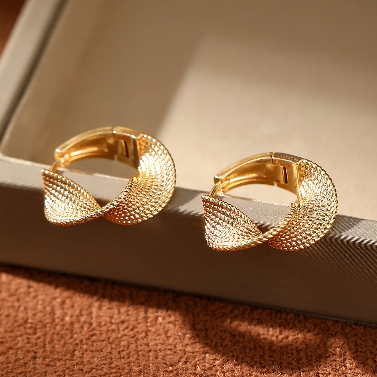 Paire de boucles d’oreilles créoles dorées texturées pour femme – design unique entrelacé, tiges en acier inoxydable, parfaites pour un usage quotidien ou comme cadeau, bijoux quotidiens | design chic | cuivre plaqué or