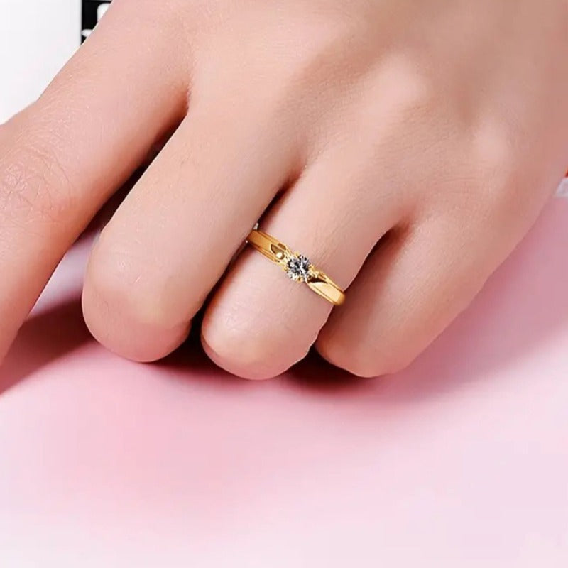 A Timeless 4-Claw Set Round Zirconia Engagement Ring for Women, Perfect for Everyday Dating, Proposals, And Bridal Occasions. This Simple Yet Elegant Golden Ring Is Ideal for Parties And Special Events.