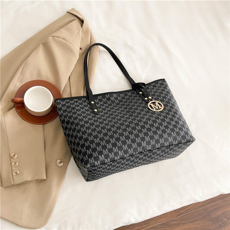 Sac Femme à Motif M – Grand Sac PU à Motif Géométrique Élégant, Sangle Chaîne Dorée, Logo "M", Multiples Compartiments, Fermeture Éclair, Sac Convertible pour Usage Quotidien