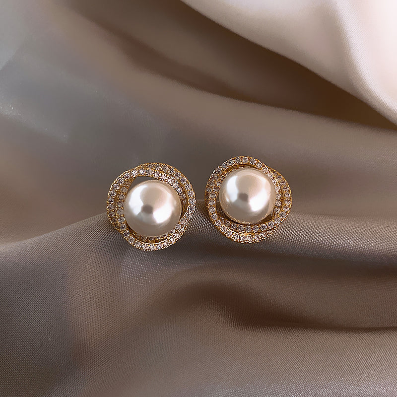 Boucles d’oreilles puces spiralées plaquées or – style vintage avec strass cubiques, bijoux femme, parfaites pour soirées et tenue décontractée