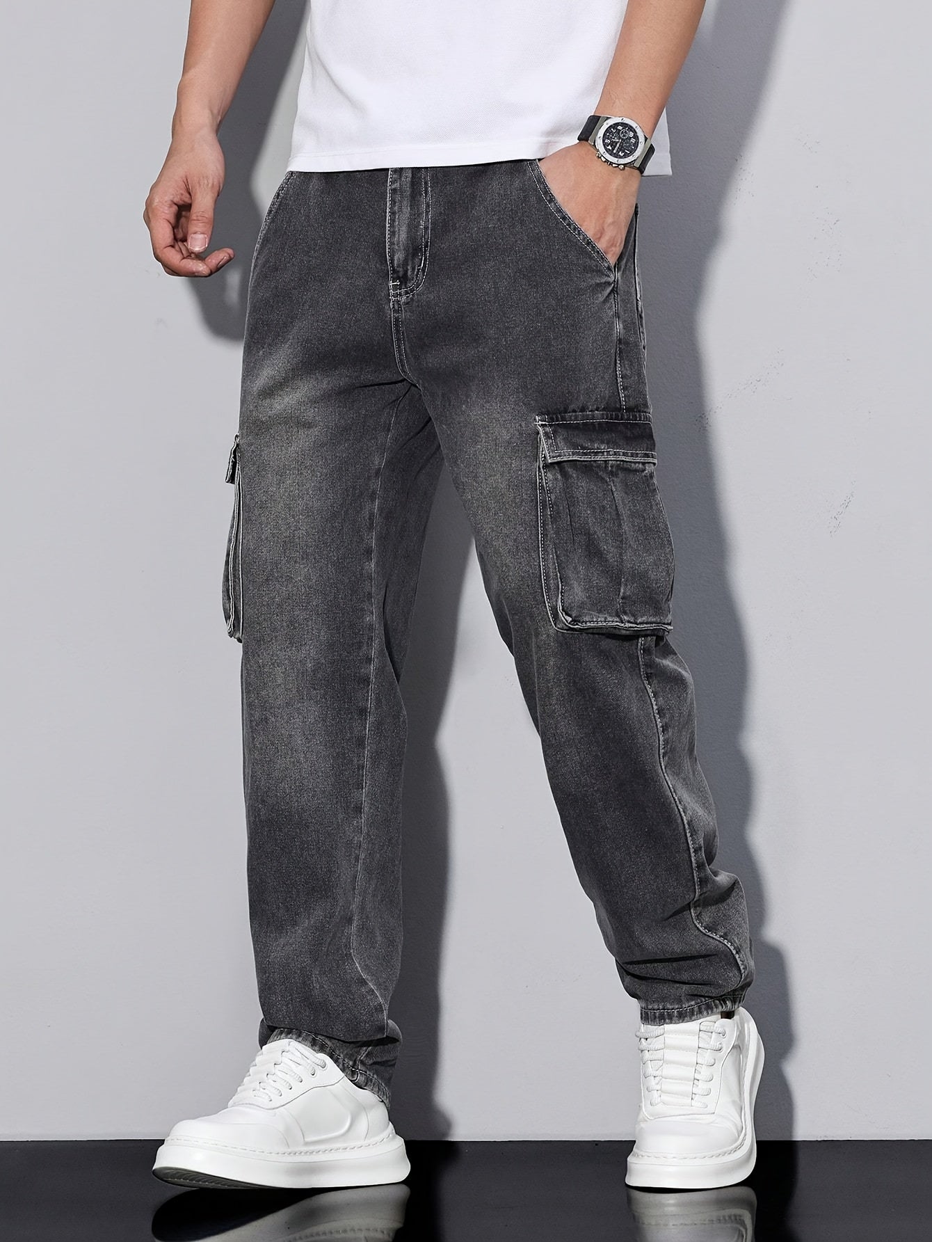 Jean de travail robuste pour homme – denim usé, coupe large et décontractée, jambe droite légèrement fuselée, multi-poches, fermeture à boutons sans ceinture, boucle ceinture, bleu clair, idéal usage quotidien et semi-formel toutes saisons