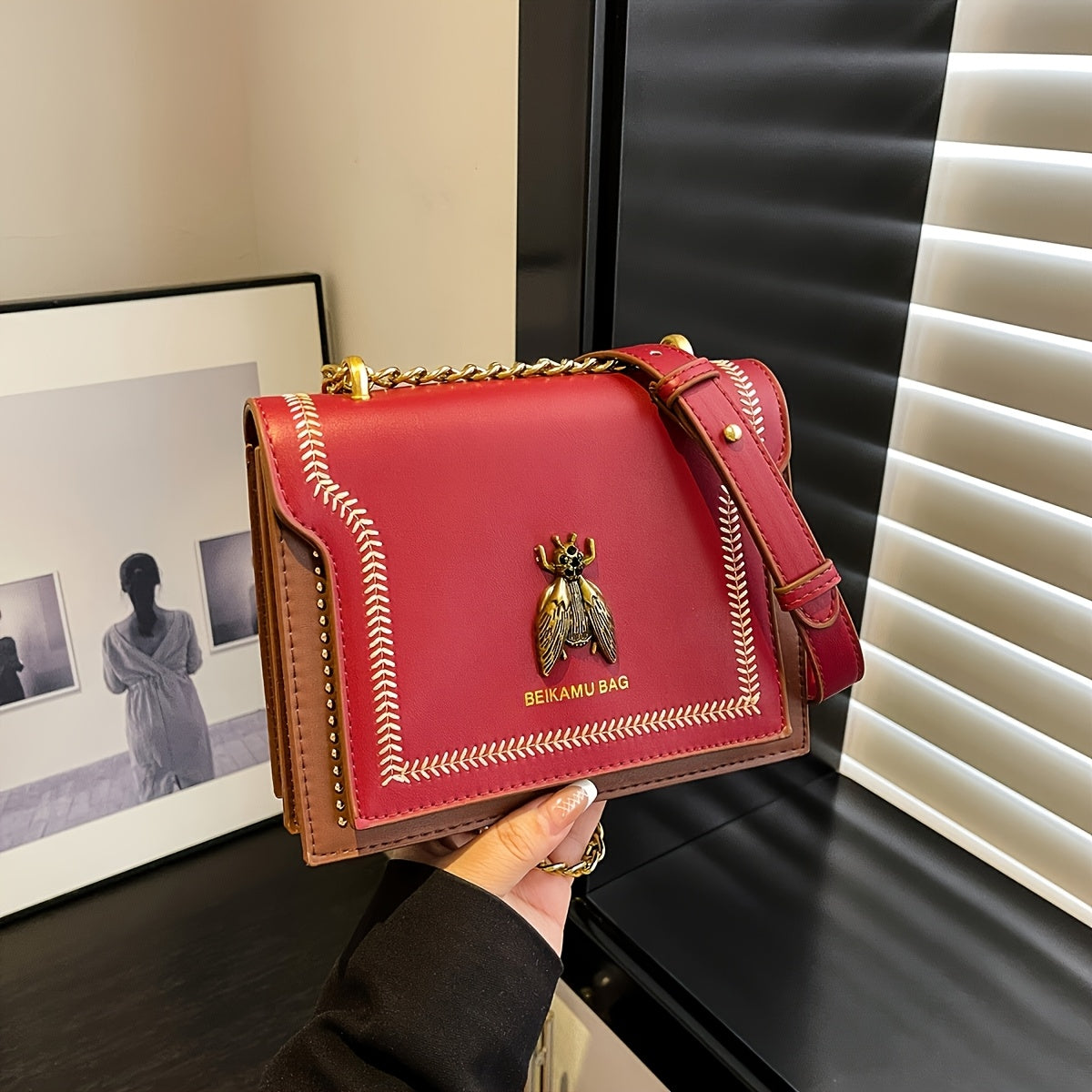 Sac bandoulière femme – fermeture magnétique, synthétique, chaîne, compact, beige/rouge/noir, élégant pour bureau, voyage et soirées