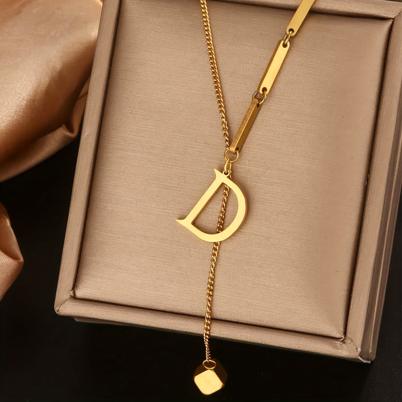 Collier Tendance à Pampilles avec 26 Lettres pour Femme – Pendentif en Acier Inoxydable Plaqué Or 18K, Design en Forme de Y avec Grelots Élégants, Idéal pour le Port Quotidien et comme Cadeau Raffiné