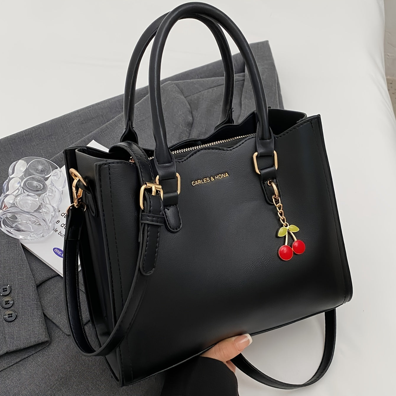 Sac bandoulière noir chic avec charme cerise – bandoulière longue, fermeture magnétique