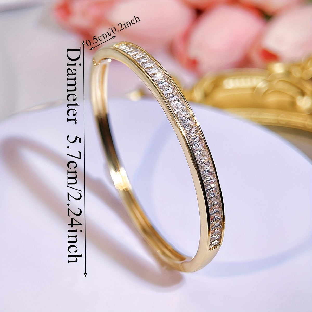 1 bracelet femme élégant ton doré avec incrustation de zirconia synthétique blanc – plaqué cuivre 18K, fermoir réglable, perles rondes scintillantes et surface lisse, bijou polyvalent pour tenue décontractée.