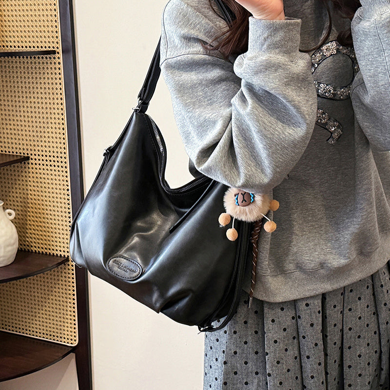 Sac à Épaule Fashion avec Charm, Convertible en Sac à Dos, Grand Cabas pour Sorties d’Hiver - Disponible en Kaki Foncé, Marron Foncé, Noir - Matière PU avec Doublure,