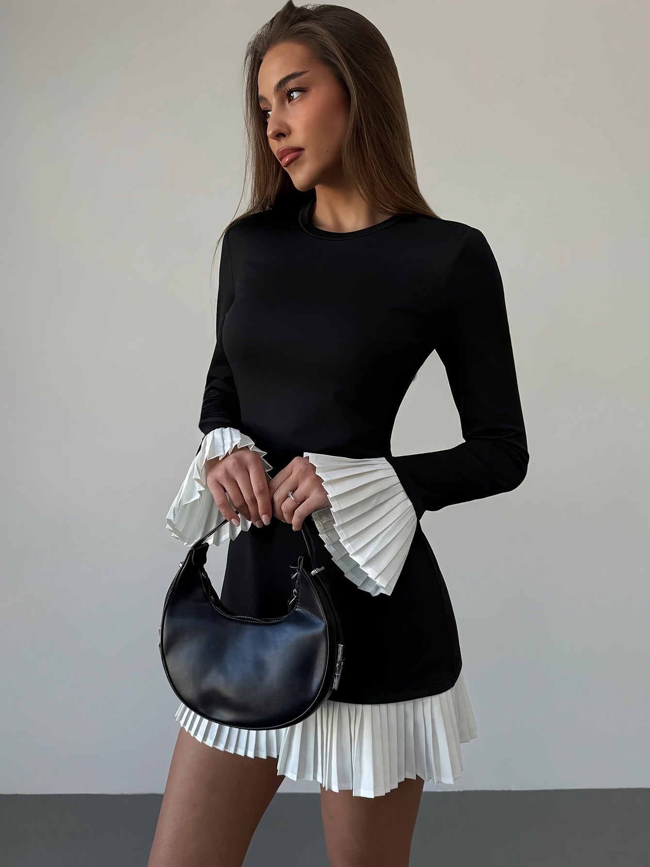 Robe élégante femme – manches longues, coupe A-line, col rond, ourlet contrasté noir et blanc, détails plissés, automne, tenue décontractée à formelle, idéale pour goûters et soirées, tenue de soirée sophistiquée