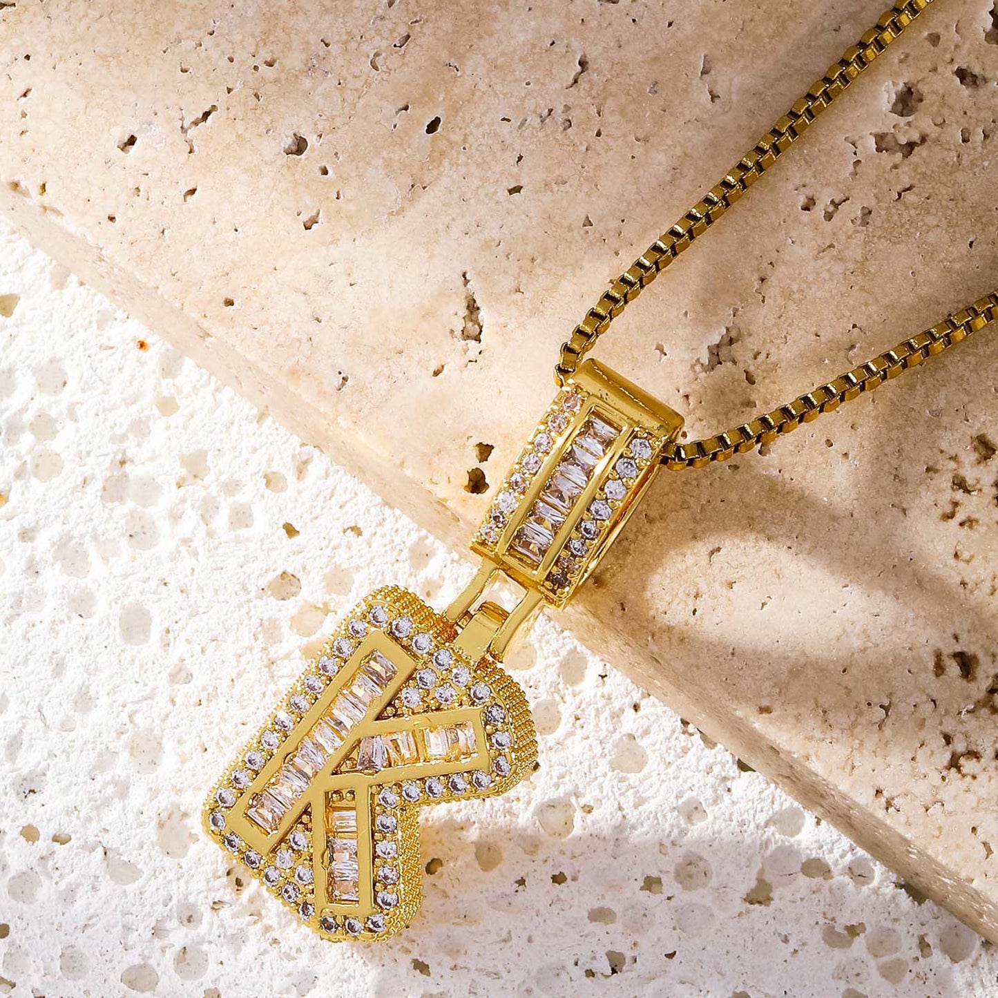 Collier femme style hip-hop avec pendentif lettre, cuivre plaqué or 18K et zirconia synthétique, chaîne plaquée or 18K, bijou élégant pour usage quotidien ou occasions spéciales