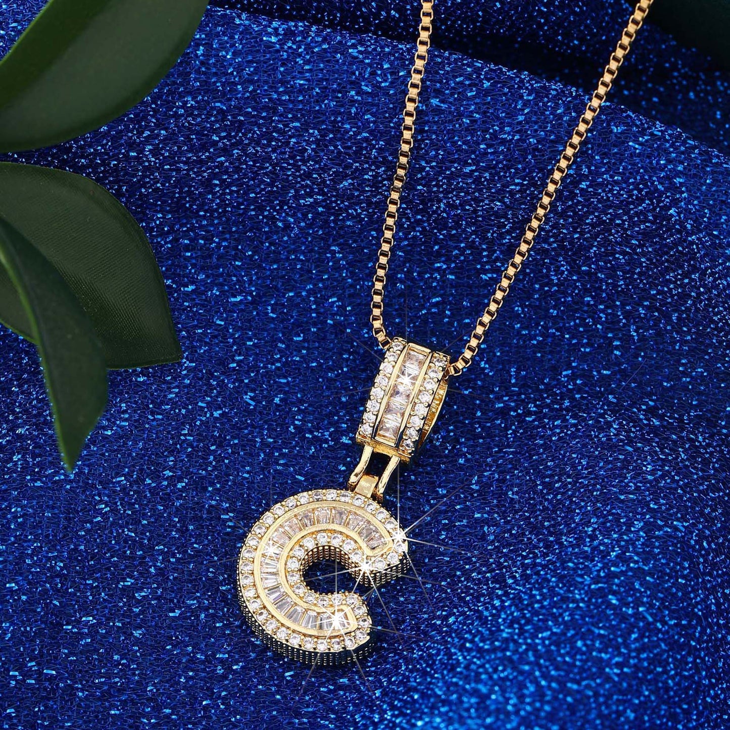 Collier femme style hip-hop avec pendentif lettre, cuivre plaqué or 18K et zirconia synthétique, chaîne plaquée or 18K, bijou élégant pour usage quotidien ou occasions spéciales