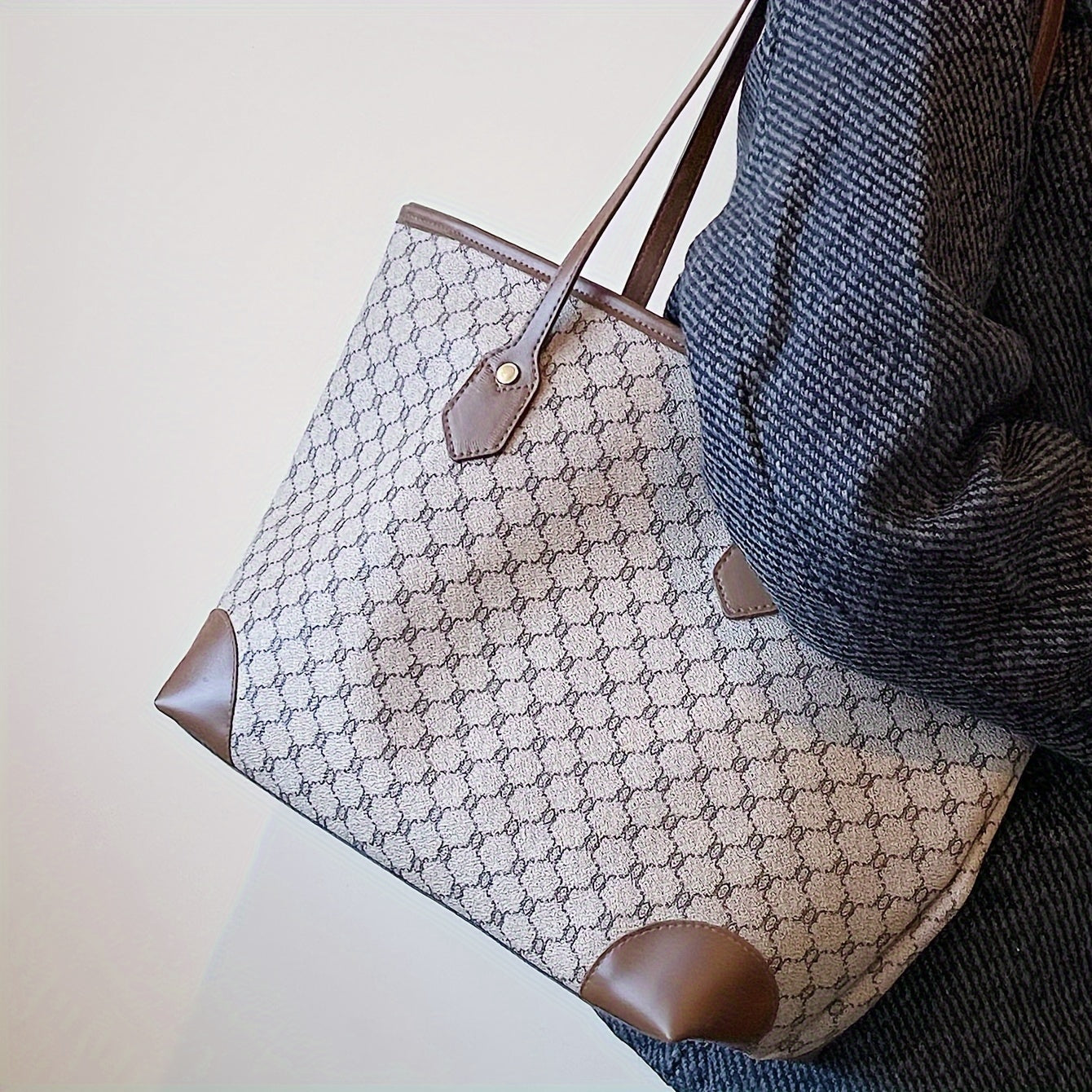 Sac fourre-tout grande capacité pour femmes – motif géométrique, fermeture zippée, doublure polyester, disponible en café/gris/blanc, spacieux et polyvalent pour travail, voyage et usage quotidien