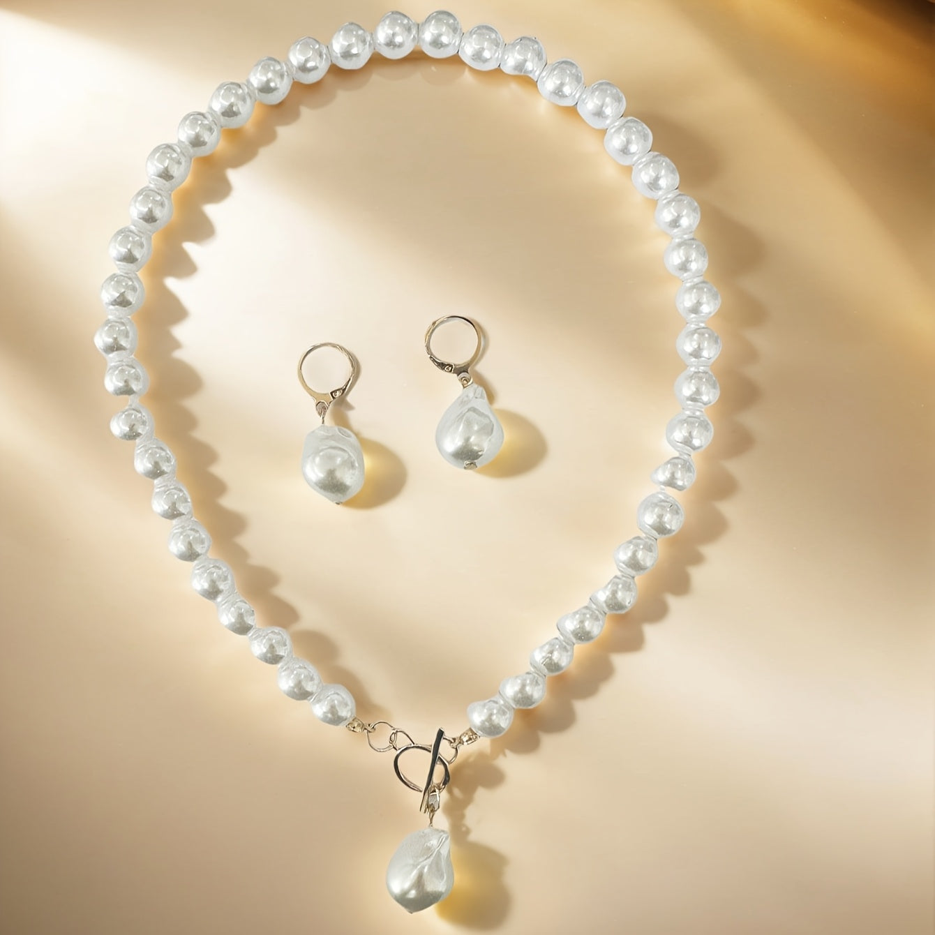 Ensemble Bijoux Femme Élégant Deux Pièces – Perles Artificielles Rondes et Baroques, Fermoir et Pendentif Dorés, Idéal Soirées et Événements Formels, Bijoux Chic et Durable