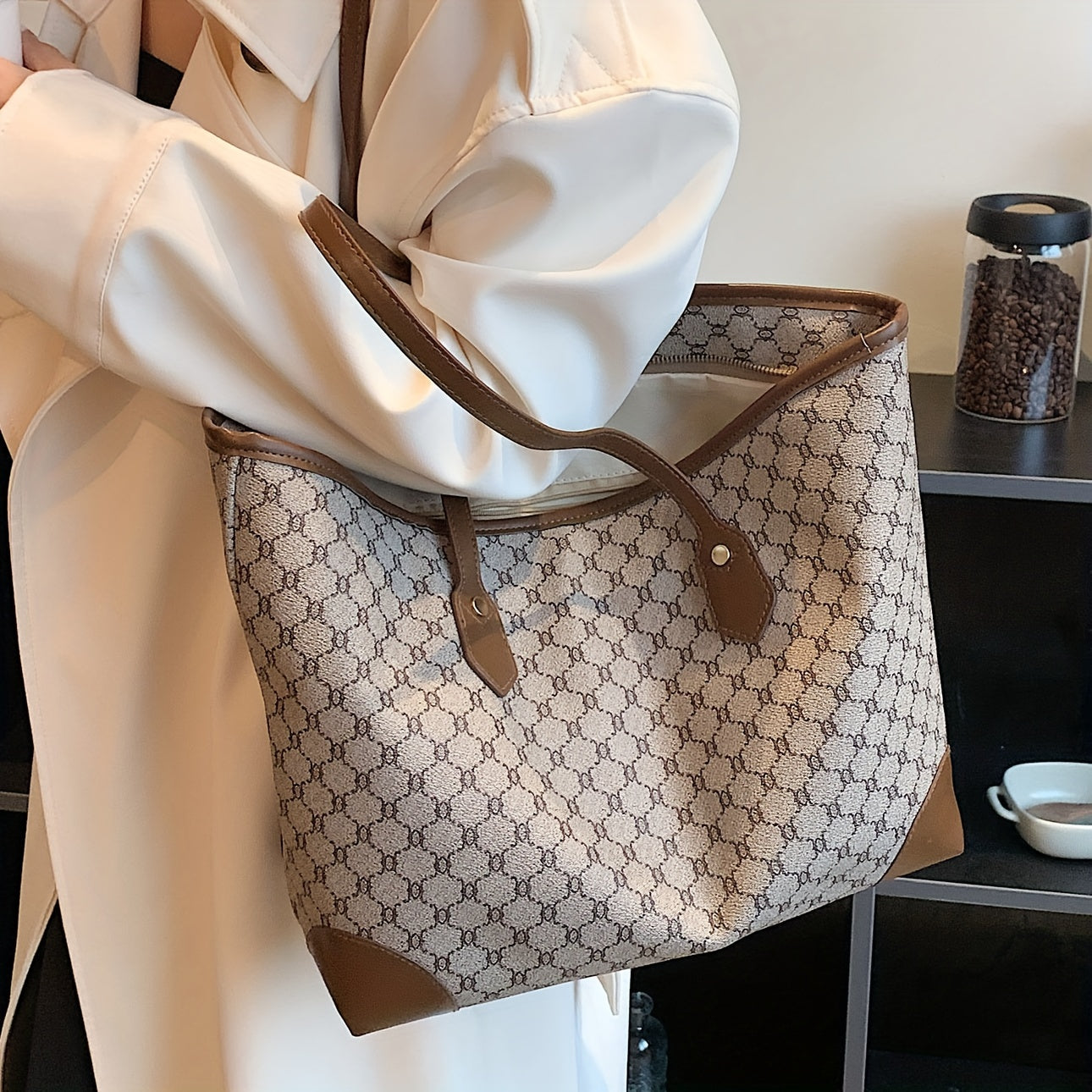 Sac fourre-tout grande capacité pour femmes – motif géométrique, fermeture zippée, doublure polyester, disponible en café/gris/blanc, spacieux et polyvalent pour travail, voyage et usage quotidien