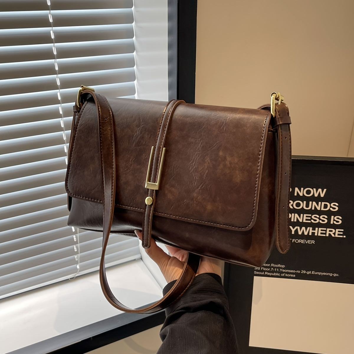 Sac Carré Femme Décontracté – Marron Café, Rabat avec Fermeture Magnétique, Motif Texturé, Finitions Dorées, Polyvalent pour Université, Travail, Voyage et Soirées, Accessoire Stylé avec Finition Raffinée (Copie)