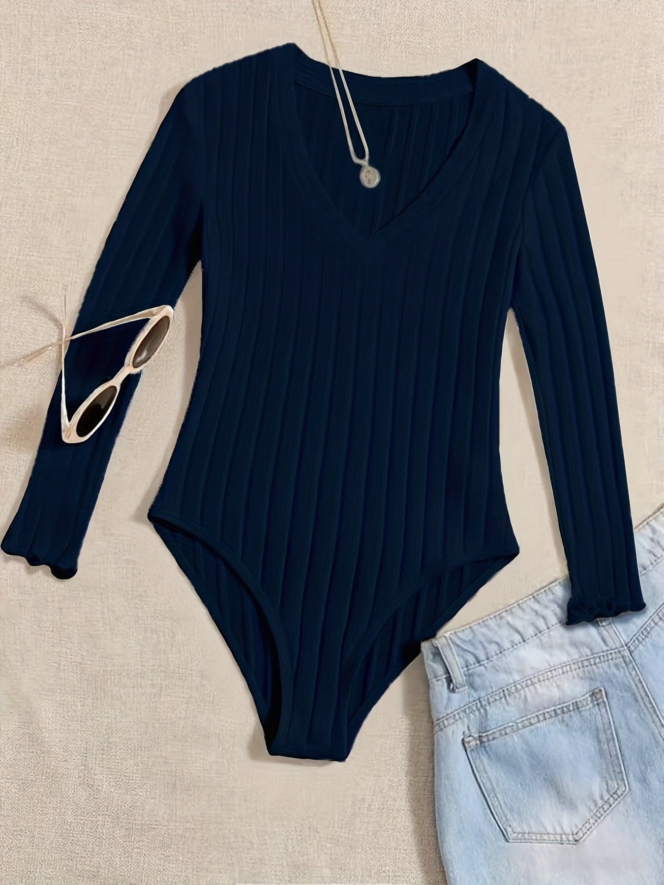 Body moulant femme vert foncé à manches longues, détail sur les hanches, tissu côtelé doux, style décontracté, idéal pour l’automne et l’hiver, parfait pour les sorties shopping