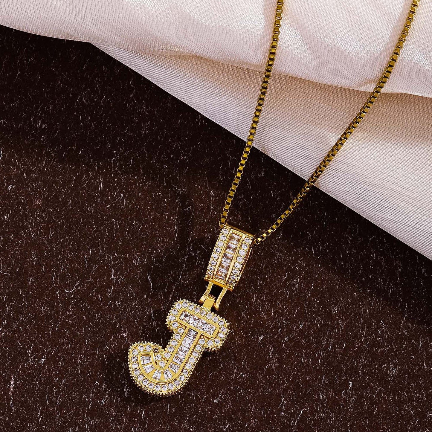 Collier femme style hip-hop avec pendentif lettre, cuivre plaqué or 18K et zirconia synthétique, chaîne plaquée or 18K, bijou élégant pour usage quotidien ou occasions spéciales