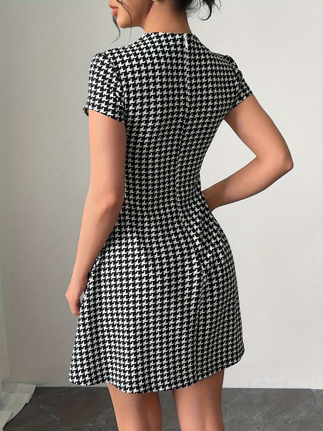 Robe A-Line à Imprimé Pied-de-Poule — Manches Courtes, Coupe Slim avec Taille Cintrée, Longueur Courte, Fermeture Éclair au Dos, Mini-Robe Noir et Blanc, Idéale pour Automne/Hiver, Événements Décontractés ou Formels (Bureau, Soirée, Rendez-vous)
