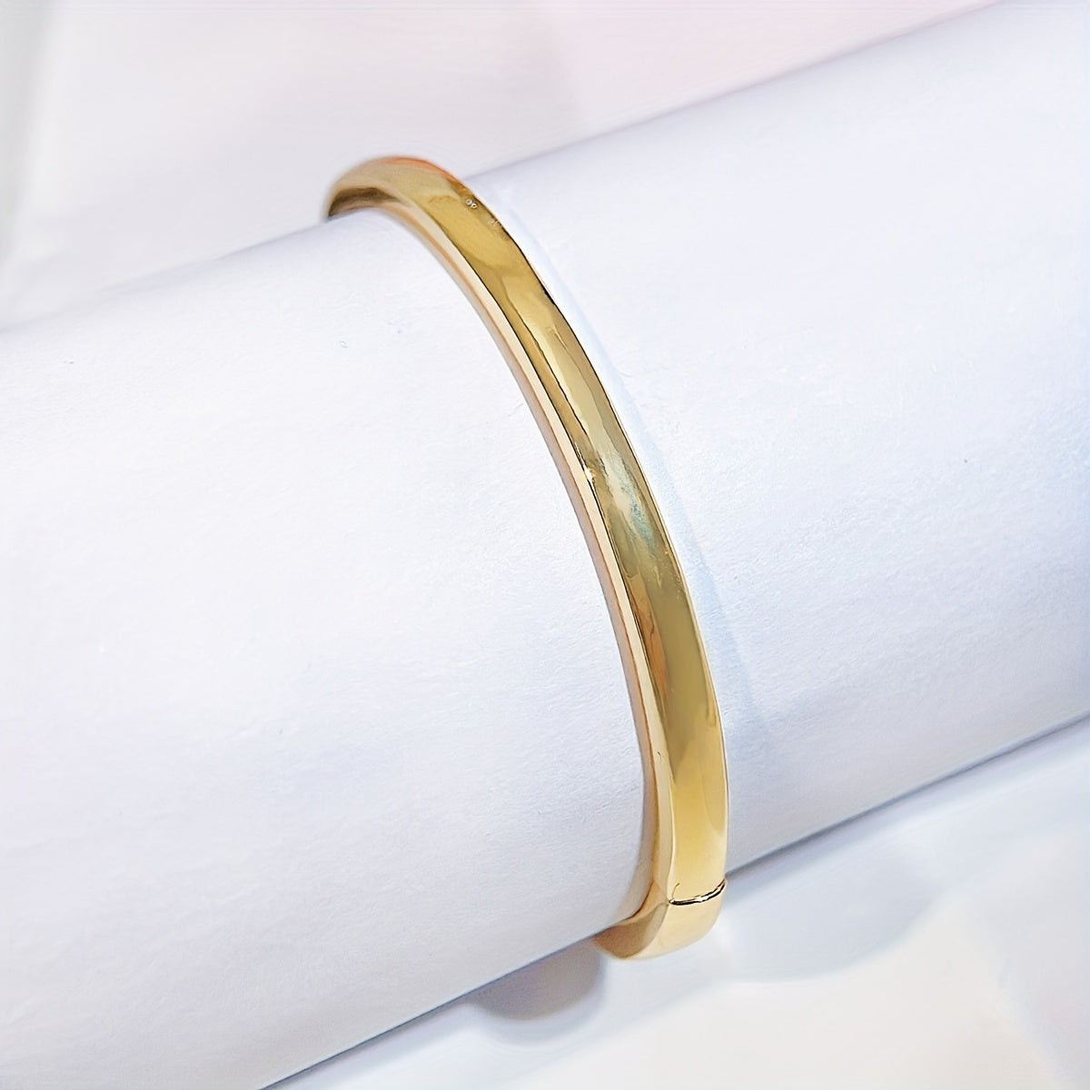 1 bracelet femme élégant ton doré avec incrustation de zirconia synthétique blanc – plaqué cuivre 18K, fermoir réglable, perles rondes scintillantes et surface lisse, bijou polyvalent pour tenue décontractée.